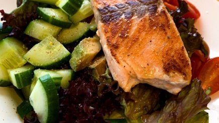 Salat mit Lachs und Orangendressing