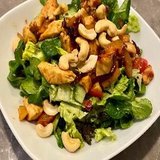 Avocado Salat mit marinierten Mango-Chutney Hähnchen