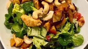 Avocado Salat mit marinierten Mango-Chutney Hähnchen