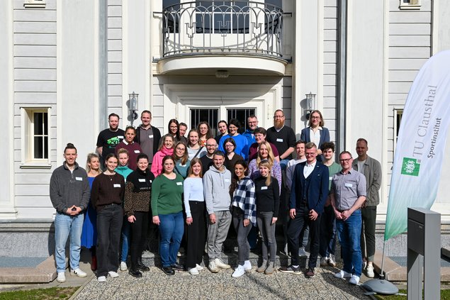 Gruppenfoto der Teilnehmenden vor der Aula