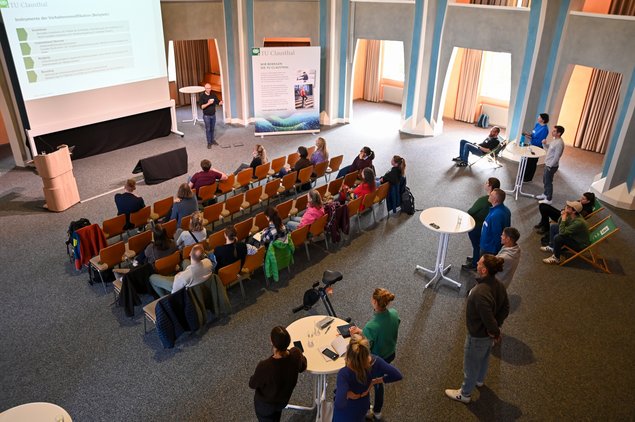 Blick von der Empore des Kuppelsaals auf die Zuhörenden