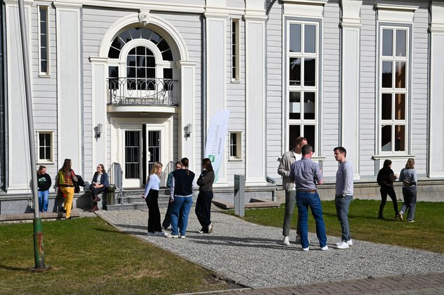 In der Pause verteilen sich die Teilnehmenden vor der Aula
