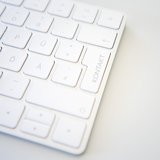 Computertastatur mit einer Kontakt-Taste