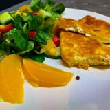 Gebackener Feta auf Salat mit Honigdressing