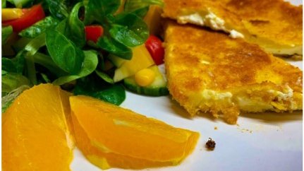 Gebackener Feta auf Salat mit Honigdressing